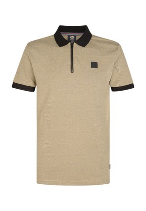 Polo da uomo a maniche corte color beige con motivo a rilievo, colletto nero e zip a quattro dita, con una piccola toppa logo nera sul petto.