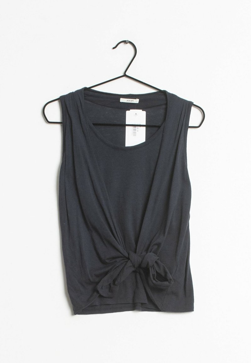 Haut sans manches bleu marine foncé en tissu doux, avec un détail de nœud torsadé à l'avant et une coupe décontractée. Suspendu à un crochet noir.