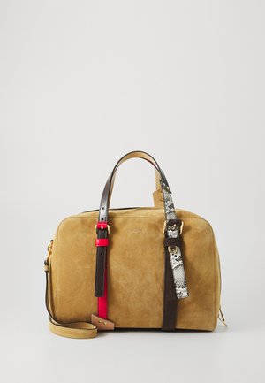 Béžová semišová kabelka s dvojitými hornými uchami, nastaviteľným tmavohnedým ramenným popruhom, červeným akcentom a detailom so vzorom hadího kože.