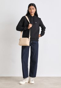 Calvin Klein Jeans ULTRALIGHT CAMERA BAG - Τσάντα χιαστί - porcelain sand