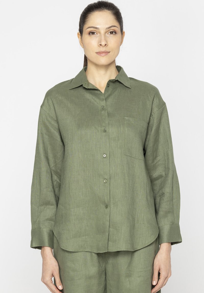 Oliwkowa, długi rękaw, koszula zapinana na guziki z teksturowanej tkaniny, z kołnierzykiem i jedną kieszonką na piersi. Prosty design, luźny krój.