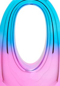 Permatomas plastikinis vazos su lygiu gradientu nuo mėlynos iki rožinės, su suapvalintu viršumi ir sluoksniuota dizaino struktūra, suteikiančia gylio.