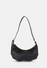 Borsa a spalla in pelle nera con forma allungata, texture liscia e una sola tracolla regolabile. Dotata di apertura con zip e dettagli in hardware dorato.