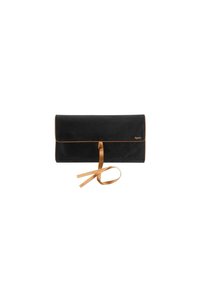 Borsa in suede nera con chiusura a nastro color sabbia e un accento con logo. Presenta una texture liscia e una forma rettangolare semplice.