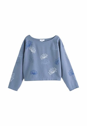 Blaues Langarmshirt mit weitem Ausschnitt und weißer sowie dunkelblauer Blumenstickerei, verstreut auf Vorderseite und Ärmeln.