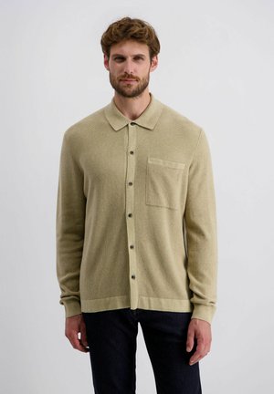 Cardigan en tricot de couleur vert clair avec un col, des boutons à l'avant et une poche poitrine. Présente une texture côtelée et des manches longues.