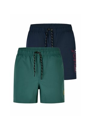 Zwei Paar Herren-Badeshorts mit Kordelzug, eines dunkelgrün und eines marineblau mit Seitentext, vor weißem Hintergrund dargestellt.