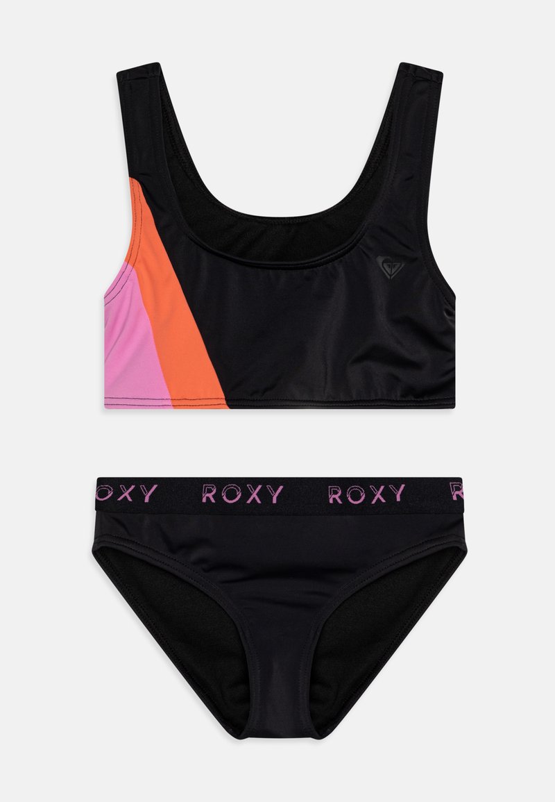 Svart bikiniset med en topp med flerfargede paneler i rosa og oransje, og en bunn med svart midjebånd merket "ROXY" i lilla.