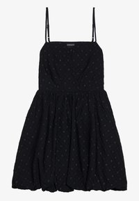 Robe noire sans manches avec un corsage ajusté et une jupe évasée. Elle présente un tissu texturé avec un subtil motif diamant. Bretelles réglables.