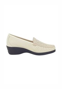 Scarpa slip-on in pelle beige con zona delle dita intrecciata e tacco basso nero a cuneo. Presenta dettagli arricciati nella parte frontale.