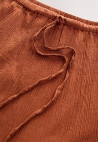 REGULAR FIT-BOHO TIERED MIDI - Falda acampanada - burnt orange