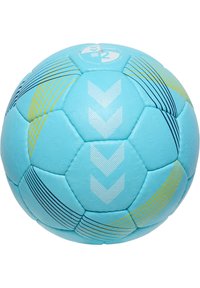 Ljusblå handboll med hexagonala paneler, utrustad med vita chevrongrafiker och färgade ränder i marinblått och gult över ytan.