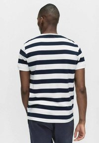 Marinblå och vit randig t-shirt med kort ärm och rundad halsringning, med en enfärgad marinblå rygg och en avslappnad passform. Tillverkad av ett mjukt, andningsbart material.