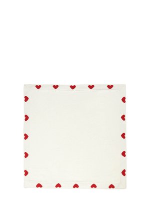 Tissu blanc avec un motif de cœurs rouges le long du bord, de forme rectangulaire, texture lisse et bord cousu.