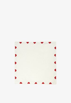 Tessuto bianco con un motivo a cuore rosso lungo il bordo, forma rettangolare, superficie liscia e bordo cucito.