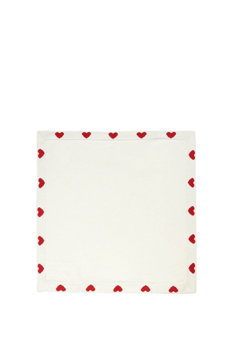 Tessuto bianco con un motivo a cuore rosso lungo il bordo, forma rettangolare, superficie liscia e bordo cucito.