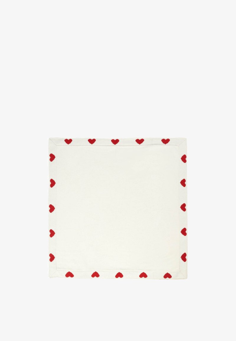 Tissu blanc avec un motif de cœurs rouges le long du bord, de forme rectangulaire, texture lisse et bord cousu.
