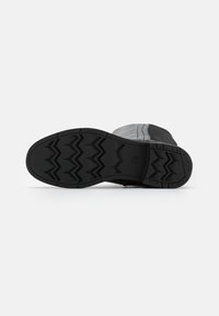 Jana Botas - black