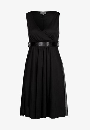 Robe noire sans manches avec un décolleté en V et un design enroulé. Comprend une ceinture noire brillante et une jupe plissée fluide. Texture de tissu lisse.