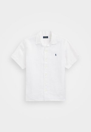 Camisa blanca de manga corta con botones, cuello y pequeño logo Polo Ralph Lauren bordado en azul marino en el pecho.