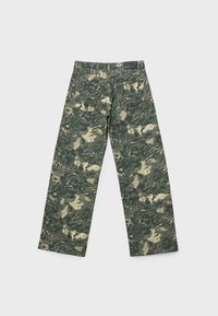 Pantaloni in stampa camouflage nelle tonalità di verde e beige, con un design a gamba dritta, due tasche posteriori e una finitura testurizzata.