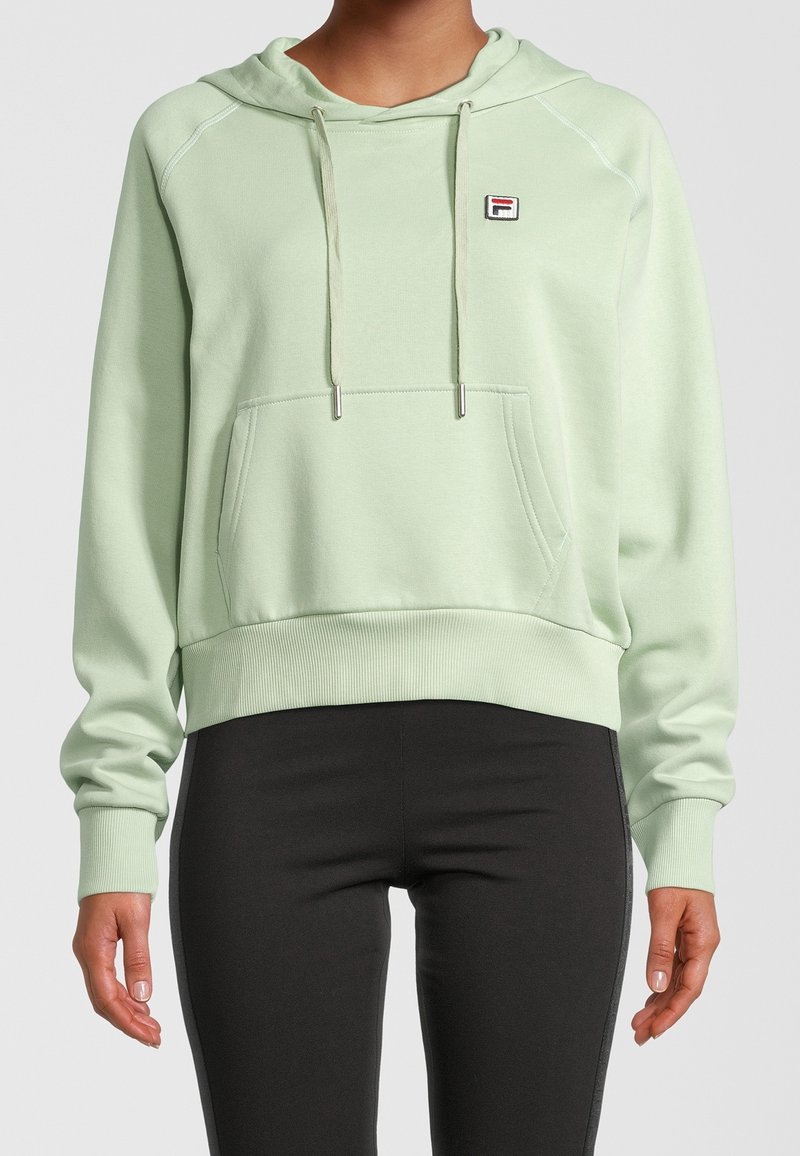 Sweatshirt vert menthe avec une capuche à cordon de serrage, un ourlet côtelé et des coutures latérales; présente un patch logo sur la poitrine et une poche avant.