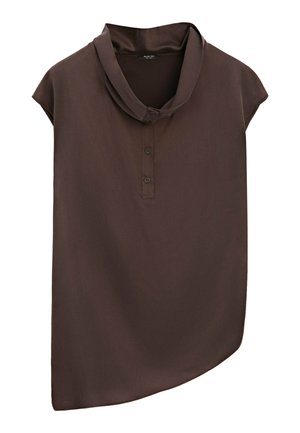 Bezrękawnik w ciemnym brązie z asymetrycznym dołem, plisą zapinaną na dwa guziki oraz miękkim, składanym kołnierzem.