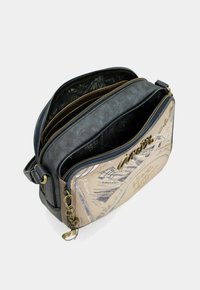 Borsa a tracolla con tre scomparti aperti con zip, pannello frontale beige con schizzi e dettagli in logo e chiusura oro.