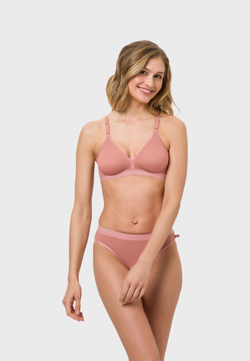 Hellrosa Lingerie-Set mit einem dreieckigen Bralette und passenden Bikini-Höschen. Hergestellt aus glattem Stoff mit verstellbaren Trägern und elastischem Taillenbund.