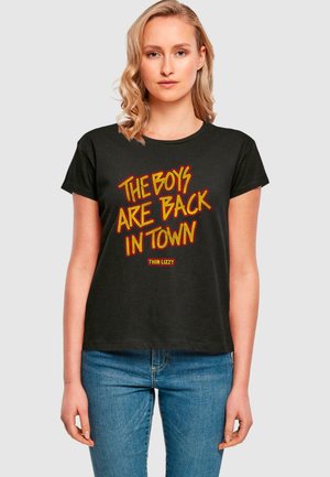 Μαύρο βαμβακερό t-shirt με έντονο, κόκκινο και κίτρινο γραφικό σχέδιο κειμένου που δηλώνει "ΟΙ ΑΓΟΡΕΣ ΕΠΕΣΤΡΕΨΑΝ ΣΤΗΝ ΠΟΛΗ" με ένα λογότυπο από κάτω.