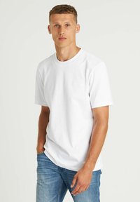 CHASIN' Brace - Jednoduché tričko - white