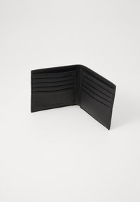 Portafoglio in pelle nera con finitura strutturata, dotato di più fessure per carte e un design semplice. L'interno è privo di ornamenti, focalizzandosi sulla funzionalità.