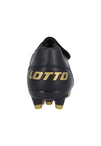 Svart fotbollssko med texturerad ovandel, framträdande guld "LOTTO"-logotyp och koniska dobbar på en svart yttersula.
