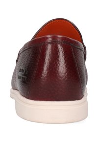 Bordowe skórzane buty typu slip-on z teksturowanym wykończeniem, miękką podszewką wewnętrzną i białą gumową podeszwą. Posiadają niski tył.