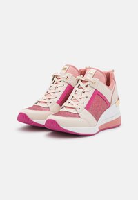 Sneaker a zeppa con un design crema e rosa, dettagli glitterati, materiali tessili e sintetici, e una suola in gomma. Dettagli in hardware dorato.