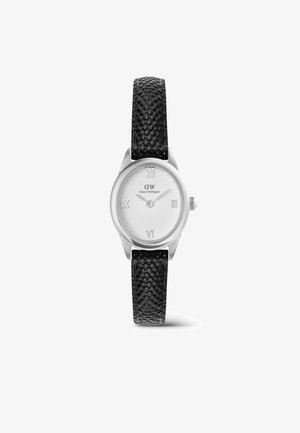 Silberne ovale Armbanduhr mit strukturiertem weißem Zifferblatt, römischen Zahlen, zwei Zeigern und einem schwarzen, strukturierten Lederarmband.