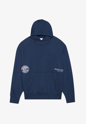 Mørkeblå hoodie lavet af blødt stof, med en frontlomme, snøre hætte og trykt tekst på ærmerne og brystet.