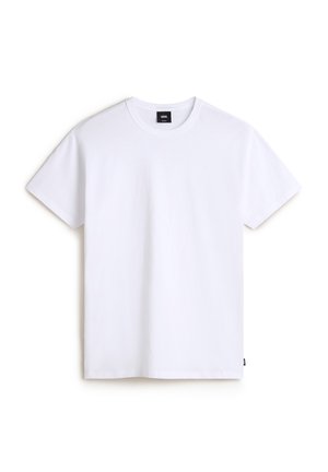 Prosty biały t-shirt z krótkim rękawem i okrągłym dekoltem, z małą czarną metką Vans na dolnym szwie, na białym tle.