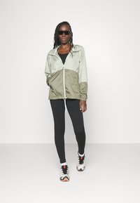 Columbia FLASH FORWARD™ WINDBREAKER - Veste coupe-vent - safari/stone green
