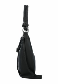 Borsa a mano in pelle nera con finitura testurizzata, caratterizzata da una tracolla intrecciata e dettagli metallici argentati. Il design è snello e leggermente svasato.