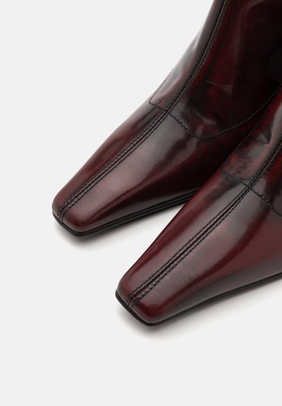 Filippa K Botas - dark burgundy