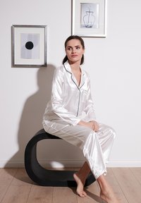 LELA REGULAR FIT - Pizsama szett - ecru