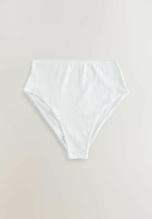 Bela badi donji dio visokog struka napravljen od teksturiranog materijala s suptilnim okomitim prugama i elastičnim pojasom. Bez dodatnih detalja ili hardvera.