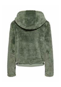 Bluza z kapturem z futerka ekologicznego w stonowanym zielonym kolorze, o miękkiej fakturze, z krótkim krojem, prążkowanym wykończeniem na dole i dużym kapturem. Gładkie wykończenie bez widocznych elementów metalowych.