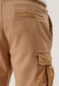 s.Oliver REGULAR MIT TASCHEN - Shorts - almond