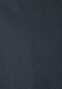 Ciemnoniebieska tkanina o gładkiej fakturze z delikatnym wzorem tkanym. Materiał wydaje się trwały i lekki.