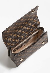 Brun mønstret håndtaske med guldlukninger; et rummeligt interiør indeholder en lynlås lomme og en sikker trykknaplukning øvert.
