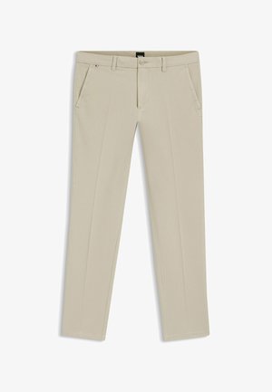 Beige rechte broek met steekzakken aan de voorkant, riemlussen, knoopsluiting en een subtiele plooi in het midden van elk been.