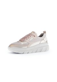 Lichte sneaker met een combinatie van lichtroze mesh en metallic accenten. Beschikt over een dikke witte zool en een afgerond te ontwerp.