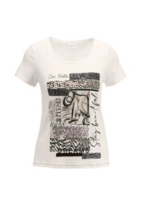 Witte t-shirt met korte mouwen, voorzien van een grafisch ontwerp met gemengde texturen en patronen, waaronder dierenprints en accentueerde scripttekst.